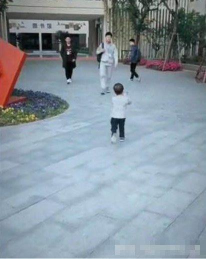 3岁弟弟接17岁哥哥放学，哥哥对弟弟的动作，网友直呼：太暖心