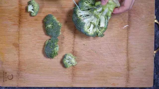 它的维生素C含量比番茄还高，被誉为“蔬菜皇冠”