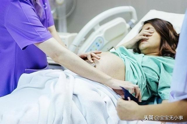 在家破水，孕妇第一时间做好这2件事，胎儿能免于危险