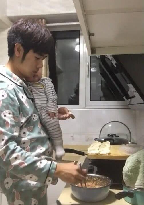 高能奶爸抱孩子包水饺两不耽误，网友：想换老公还来得及吗