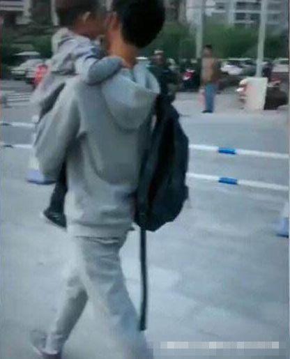 3岁弟弟接17岁哥哥放学，哥哥对弟弟的动作，网友直呼：太暖心