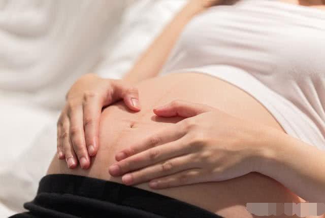 当“羊水”不足时，孕妈的“尿液”可能会出现这2个变化！