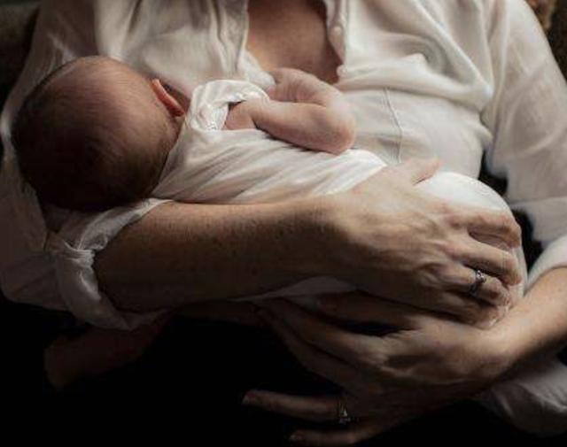 哺乳期的妈妈，这2个蔬菜和2个水果影响母乳质量，再馋也要忍住