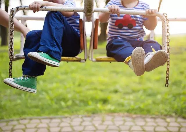 “装病”不想去幼儿园的娃，是不是应该狠心一把？