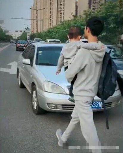 3岁弟弟接17岁哥哥放学，哥哥对弟弟的动作，网友直呼：太暖心