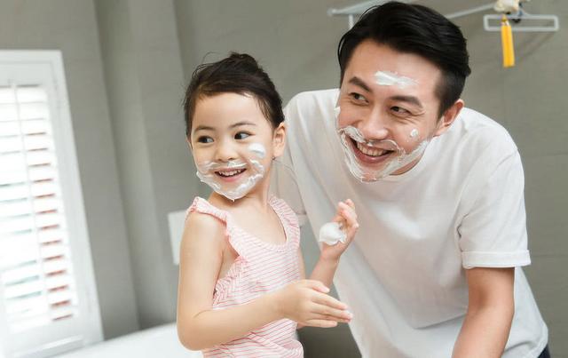 爸爸与女儿亲近，会带来三大好处，孩子一生受益，妈妈无法代替