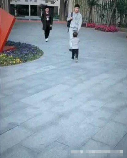 3岁弟弟接17岁哥哥放学，哥哥对弟弟的动作，网友直呼：太暖心