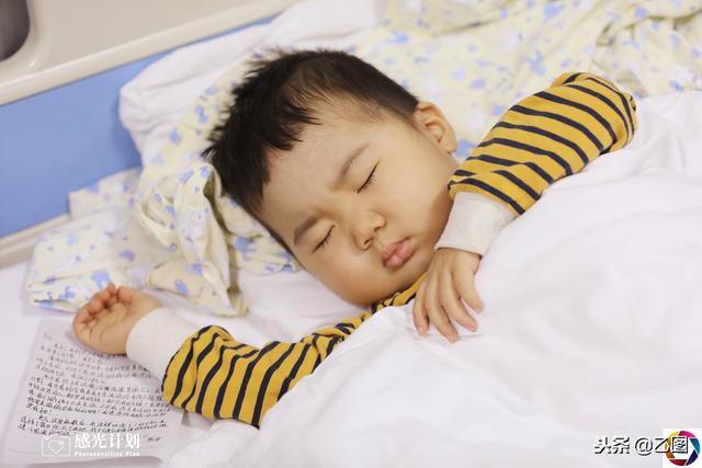 两娃接连患病查出基因问题，年轻妈妈好自责，留条出走：我是罪人