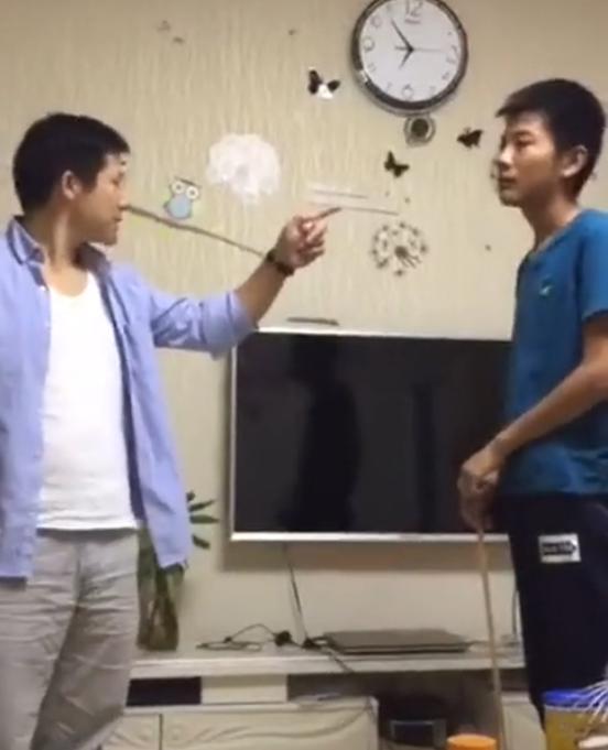 爸爸给儿子跪下，疯狂抽打自己：子不教，父之过！