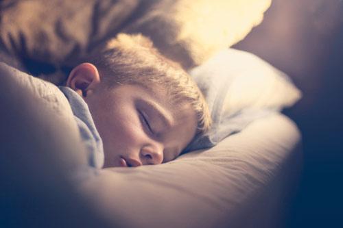 孩子晚上睡觉到底应不应该开着灯？爸妈们别再做错了