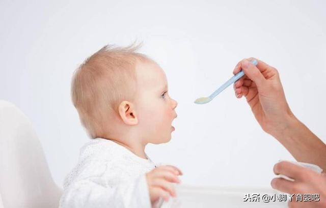 孩子口渴不会表达，家长要及时发现，给孩子适当补水
