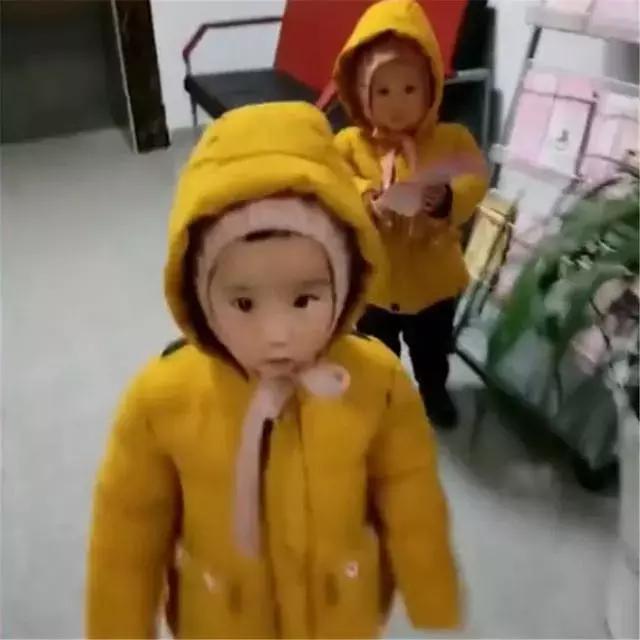 2岁双胞胎去医院，看见医生扭头就跑，最后的动作让网友大呼真香