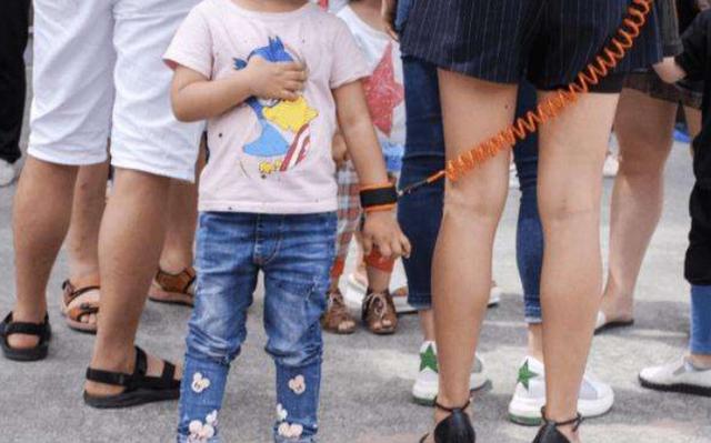 再三提醒：出门带溜娃一定要戴上“它，防范人贩子，一带三娃不累