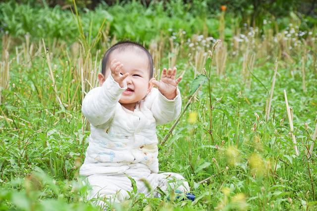 孩子跟妈妈去乡下看奶奶，在院子里遇到了老朋友，他却没认出来