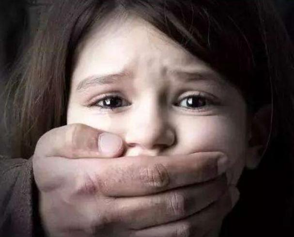 再三提醒：出门带溜娃一定要戴上“它，防范人贩子，一带三娃不累