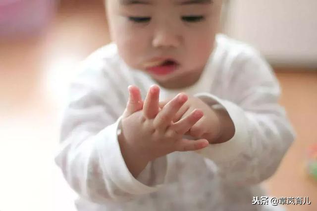 抓握能力促进宝宝大脑发育，你知道怎么锻炼吗？