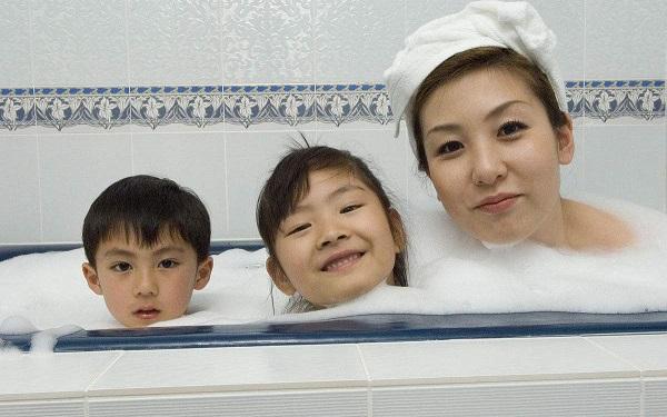 妈妈带儿子进女澡堂洗澡易有啥后果？除了性早熟，还有两个大伤害