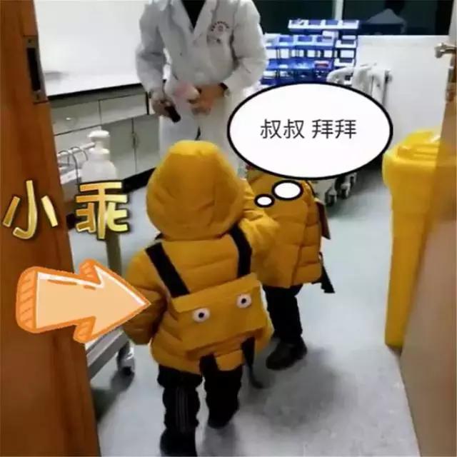 2岁双胞胎去医院，看见医生扭头就跑，最后的动作让网友大呼真香