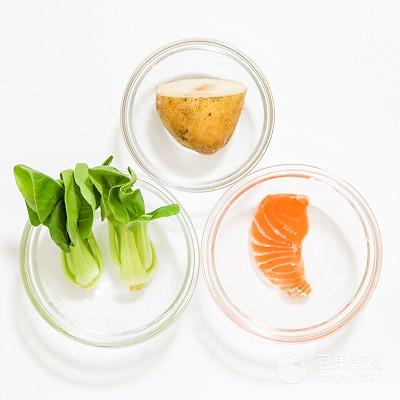 辅食日志｜油菜三文鱼土豆十倍粥（7M+）