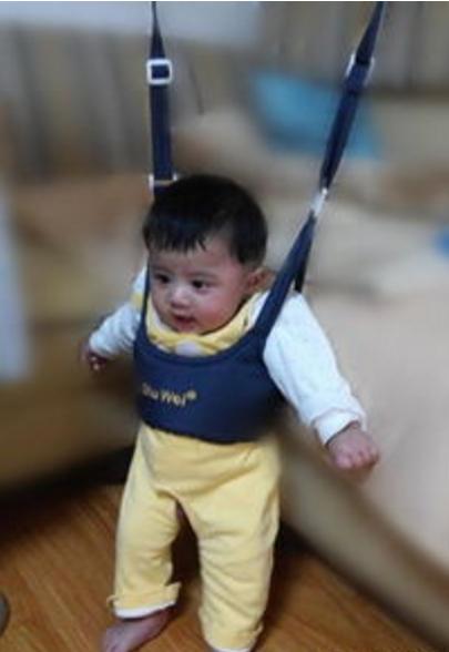 再三提醒：出门带溜娃一定要戴上“它，防范人贩子，一带三娃不累