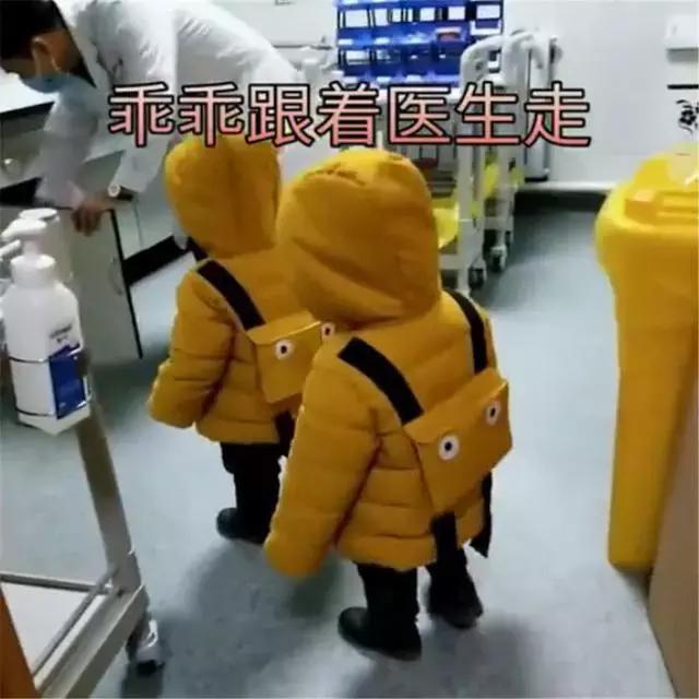 2岁双胞胎去医院，看见医生扭头就跑，最后的动作让网友大呼真香