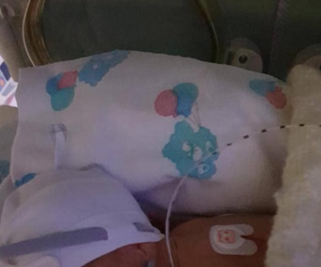 早产同卵三胞胎体最小的不足1斤，如今1岁多呆萌可爱