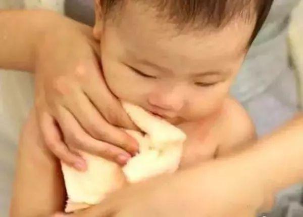 宝宝发烧，物理降温怎么做？「亲宝问答」