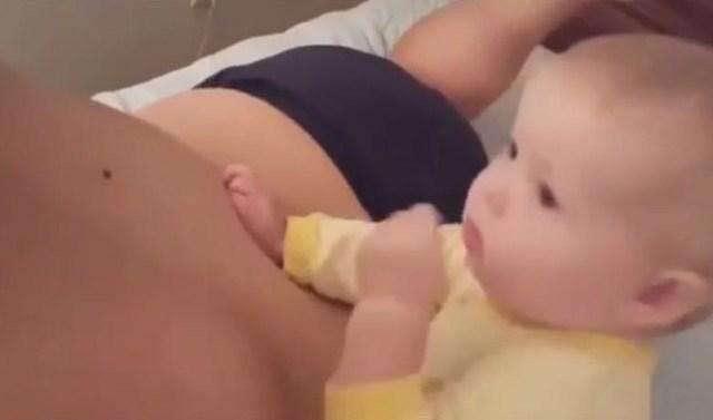 爸爸在睡觉，宝宝发现爸爸身上有“好吃的”，随后的反应乐坏妈妈