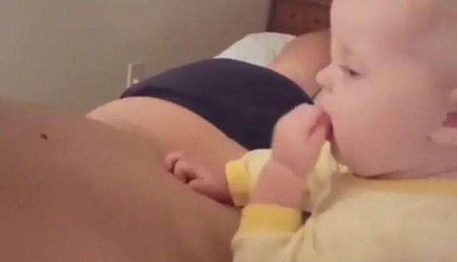 爸爸在睡觉，宝宝发现爸爸身上有“好吃的”，随后的反应乐坏妈妈