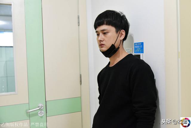 2岁大眼萌宝患病遭爷爷奶奶嫌弃，90后爸妈坚守病房流泪想救女儿