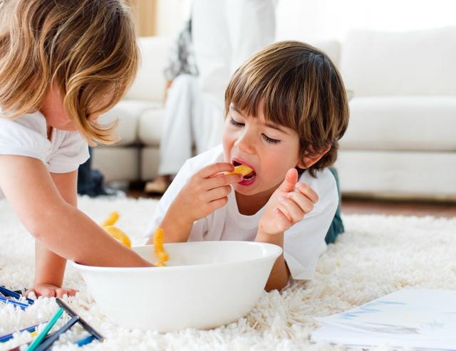 提醒：孩子积食反复？3种食物别碰了，伤脾胃，积食加重还长不高
