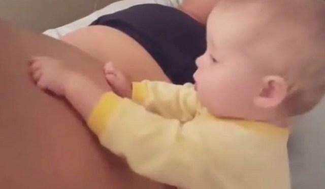 爸爸在睡觉，宝宝发现爸爸身上有“好吃的”，随后的反应乐坏妈妈