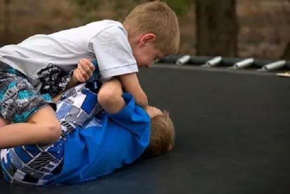 幼儿园的四种冷暴力！来自老师和同学，你家娃也许正在默默承受