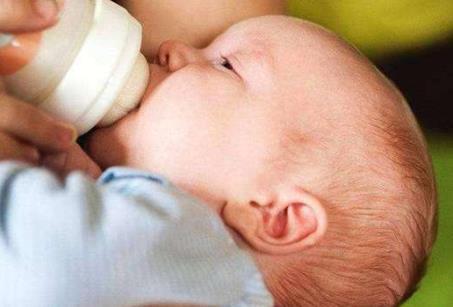 宝宝到了这个时候，最好断掉夜奶，打乱睡眠影响发育，家长要留意