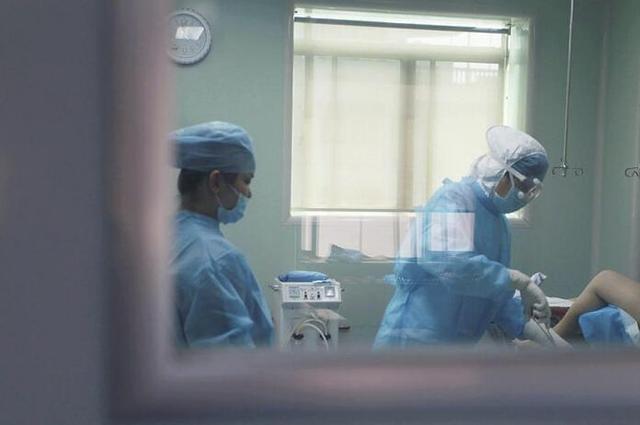 女人可以承受几次流产？不是3次不是5次，这两个女人真是挑战极限