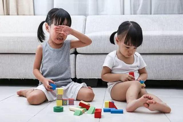 孩子跟你哭诉“被打了”？别纠结该不该让孩子还手，学会正确处理