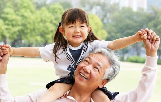 三岁以内的宝宝，不宜跟老人睡，潜藏着五大隐患