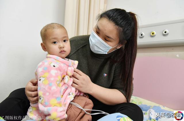 2岁大眼萌宝患病遭爷爷奶奶嫌弃，90后爸妈坚守病房流泪想救女儿
