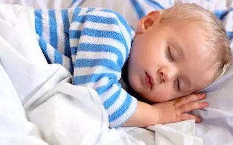 孩子晚上睡觉时穿的、盖的都是厚厚的，可妈妈的好心反而坏了事