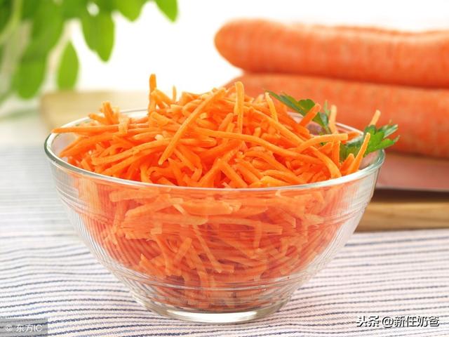 小白菜胡萝卜粥，不仅能让宝宝皮肤更光滑，还能是他长的高