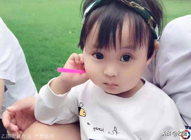 2岁大眼萌宝患病遭爷爷奶奶嫌弃，90后爸妈坚守病房流泪想救女儿