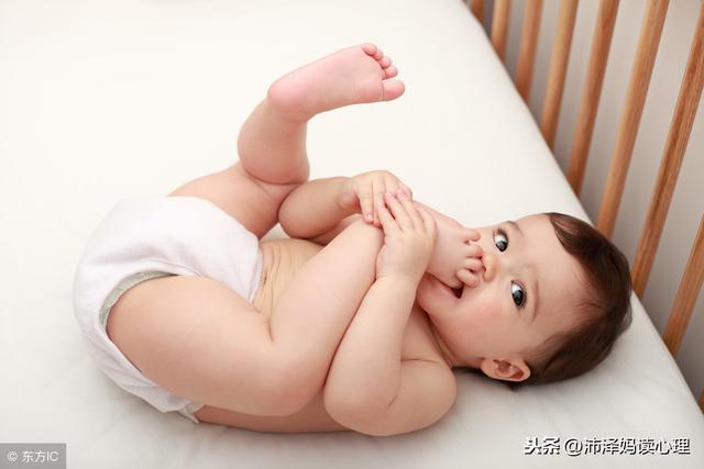 婴儿喜欢吸吮手指，戴上手套可不可以？处于口欲期宝宝该怎么照顾