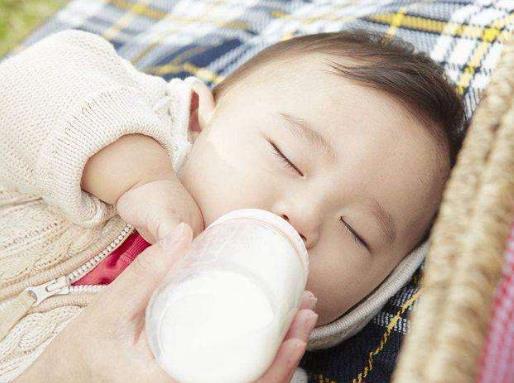 宝宝到了这个时候，最好断掉夜奶，打乱睡眠影响发育，家长要留意