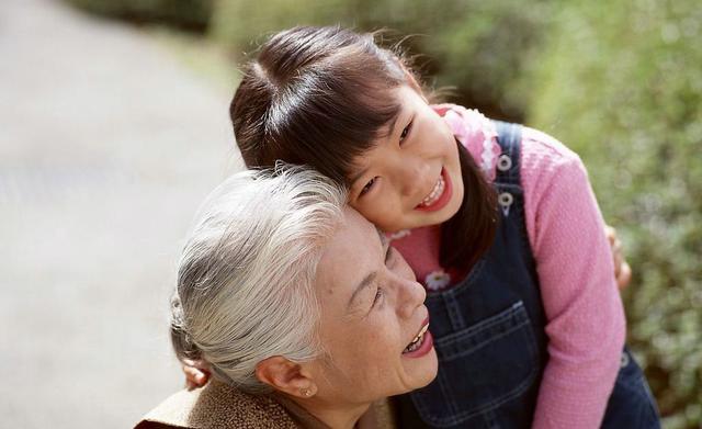 三岁以内的宝宝，不宜跟老人睡，潜藏着五大隐患