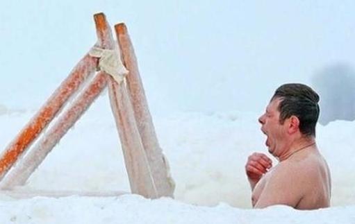 直击：大雪天让孩子穿泳衣冲冰水的俄罗斯人