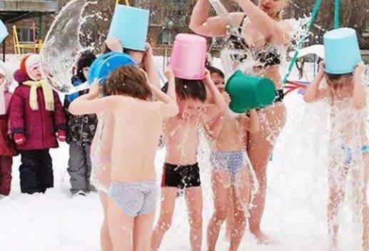 直击：大雪天让孩子穿泳衣冲冰水的俄罗斯人