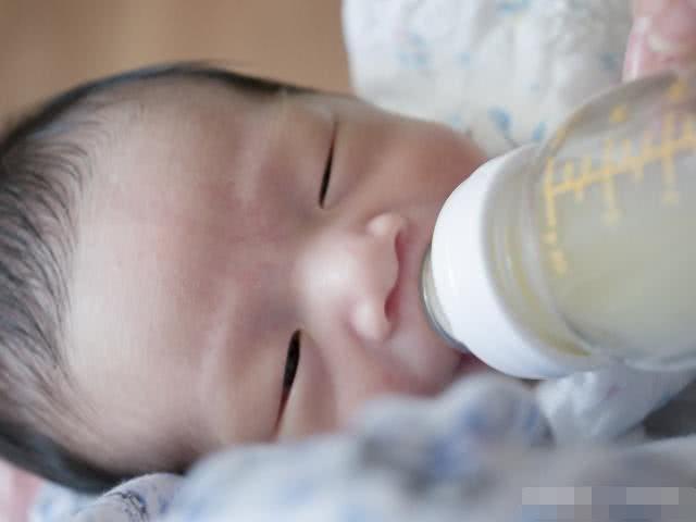 给宝宝“冲奶粉”，先加奶粉，还是先加水？很多妈妈搞错了顺序！