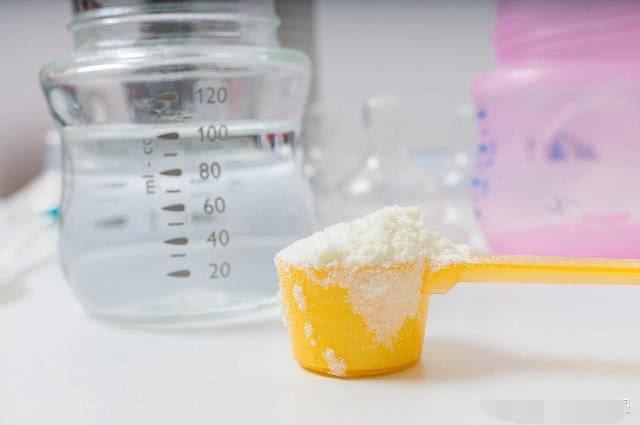 给宝宝“冲奶粉”，先加奶粉，还是先加水？很多妈妈搞错了顺序！