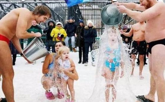 直击：大雪天让孩子穿泳衣冲冰水的俄罗斯人