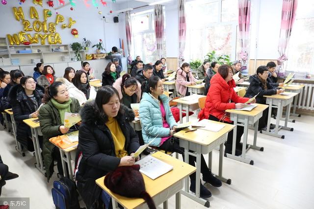 爸爸姓白，给儿子取了一个这样的名字，家长会点名，瞬间尴尬